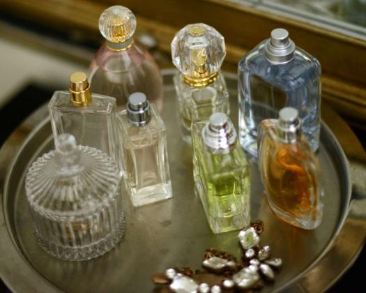 Unveiling-the-Longevity-Secret-Choosing-Perfumes-with-Tinted-Bottles